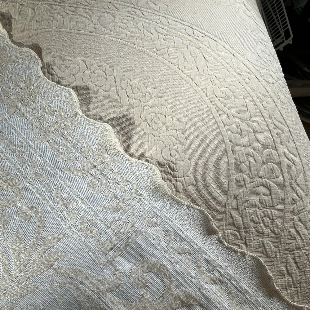 Domestications Jacquard Coverlet 2 Shams Medallion Center Scalloped Portugal